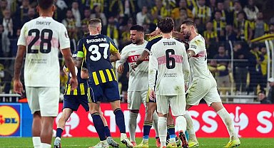Fenerbahçe- Stuttgart maçında son düdük çaldı, ortalık karıştı