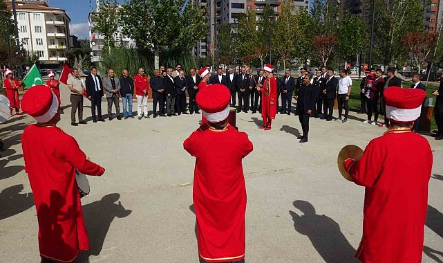 Festivalde kurulan sofradaki yemek ve tatlılar 10 dakikada tükendi