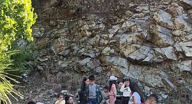 Fethiye'de 43'ü çocuk 65 düzensiz göçmen ve 4 göçmen kaçakçısı yakalandı