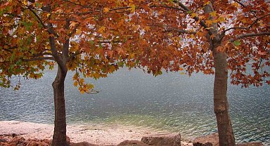 Fırat'ın sessiz akışına sonbahar renk kattı
