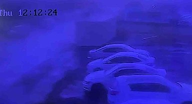 Fırtınanın konteyner ekmek büfesini ve çatıyı uçurduğu anlar kameraya yansıdı