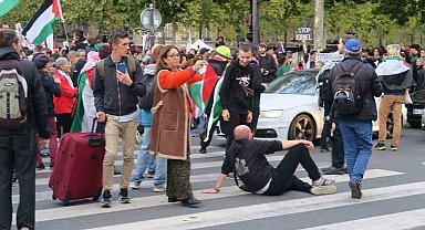 Fransa'da binlerce kişi, İsrail'in Sumud Filosu'na müdahalesini protesto etti
