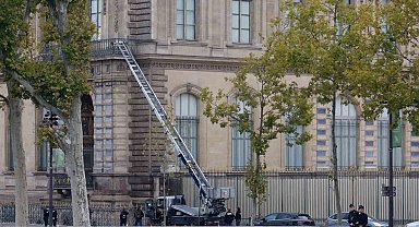 Fransa'dan Louvre açıklaması: "Hırsızlar pencereyi kırarak Apollo Galerisi'ne girdiler ve mücevherleri çaldılar"