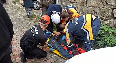 Freni boşalan otomobil adama çarptı