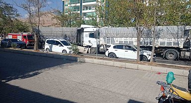 Freni boşalan tır başka bir tıra arkadan çarptı: 1 yaralı