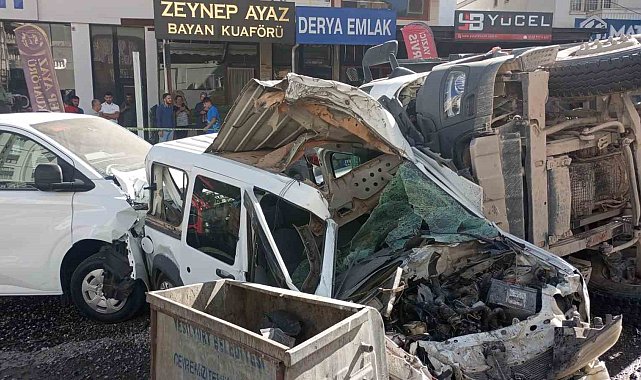Freni patlayan mıcır yüklü hafriyat kamyonu ortalığı savaş alanına çevirdi