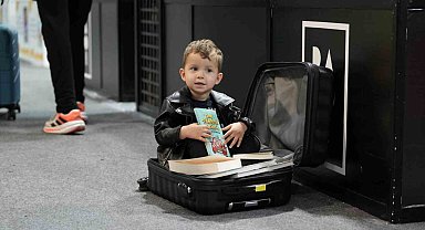 Fuardan valiz dolusu kitapla çıkıyorlar