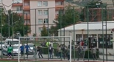 Futbol oyuncusunun bıçakla taraftarın üzerine yürüdüğü iddiası