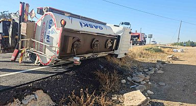 Gaziantep'te devrilen yakıt tankerinin sürücüsü yaralandı: İtfaiye önlem aldı