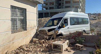 Gaziantep'te kazadan kaçmaya çalışan servis eve çarptı: 3 yaralı