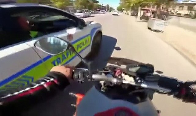 Gaziantep'te trafik kurallarını ihlal eden motosikletliyi polisler çarparak durdurdu