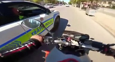 Gaziantep'te trafik kurallarını ihlal eden motosikletliyi polisler çarparak durdurdu