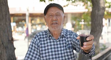 Gaziantep'te usta, 40 yıldır karadut suyu satıyor