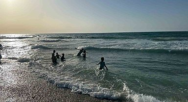 Gazzeli çocukların insani yardım getirecek aktivistleri sahilde umutla bekleyişi sürüyor