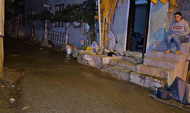 Gece yarısı patlayan su borusu paniğe neden oldu