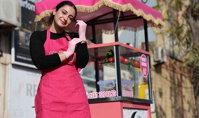 Genç kadın girişimci, pembe tezgahıyla sanayiye renk kattı