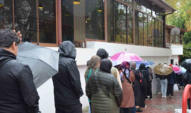 Genci, yaşlısı 'Bilkart' alabilmek için yağmurda saatlerce beklerken, belediyeye tepki gösterdiler