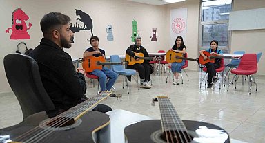 Gençlik Merkezi'nde gençler sanatı keşfediyor