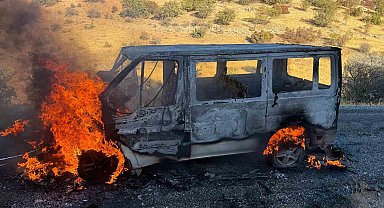 Gercüş'te seyir halinde alev alan minibüs küle döndü