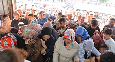 Giyim mağazasında indirim izdihama neden oldu