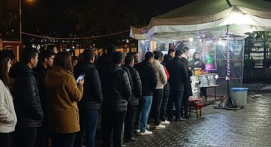 Glikoz şurubu kullanmadan halka tatlısı yapıyor, kuyruk caddelere taşıyor