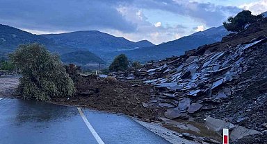 Gökçeada'da sel; bazı iş yerleri ve evler sular altında kaldı toprak kayması yolları kapattı