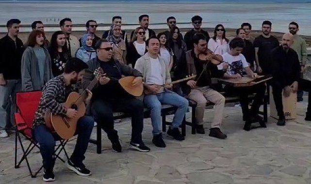 Göldeki mini adada türkülerle "Beyşehir Gölü kurumasın" farkındalık etkinliği