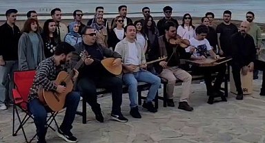 Göldeki mini adada türkülerle "Beyşehir Gölü kurumasın" farkındalık etkinliği