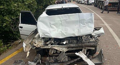 Gördes'te iki araç kafa kafaya çarpıştı: 4 yaralı