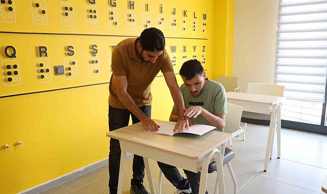 Görme engelli eğitmen öğrencilerine 'bağımsızlığı' hediye ediyor