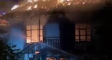 Gümüşhacıköy'de yangında 2 ev zarar gördü