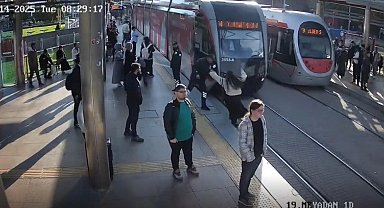 Güvenlik görevlisi genç kızı tramvayın altında kalmaktan son anda kurtardı: O anlar kameraya yansıdı
