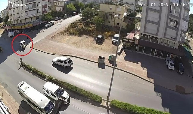 Hafif ticari araç ile motosiklet çarpıştı: 2 yaralı