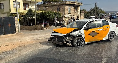 Hafif ticari araç ile otomobil çarpıştı: 2 yaralı