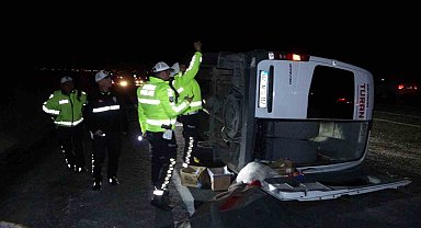 Hafif ticari araçla çarpışan tur midibüsü devrildi: 13'ü öğrenci 14 kişi yaralandı