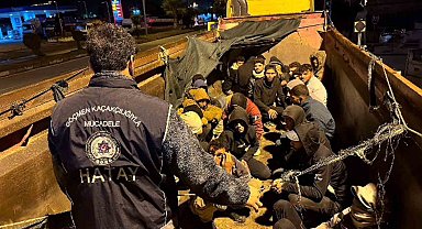 Hafriyat kamyonu kasasından moloz yerine göçmen çıktı