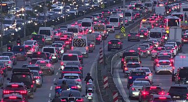 Haftanın ilk mesai gününde İstanbul trafiği kilitlendi
