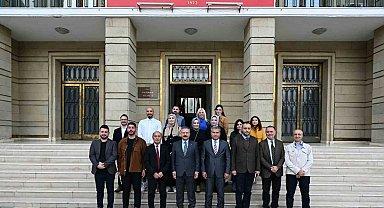 Hak kazanan gazetecilerin basın kartlarını Vali Aksoy teslim etti