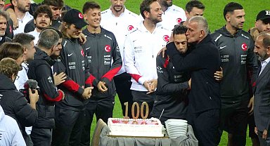 Hakan Çalhanoğlu'na 100. milli maç sürprizi