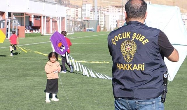 Hakkari polisinden çocuklar için uçurtma şenliği düzenlendi