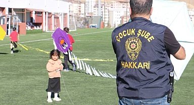 Hakkari polisinden çocuklar için uçurtma şenliği düzenlendi