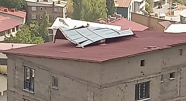 Hakkari'de şiddetli rüzgar çatılara zarar verdi