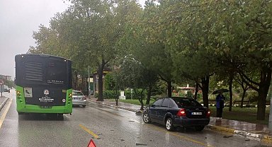 Halk otobüslerinin biri bozuldu, diğeri kaza yaptı