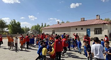 Hamur'da Damla Gönüllülük Hareketi projesi gençlerle buluştu