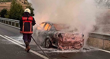 Hareket halindeki otomobil alev topuna döndü