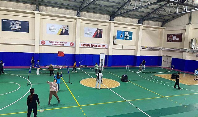 Hasköy'de badminton antrenmanları yoğun katılımla sürüyor