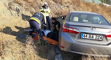 Hastaneye giden yaşlı çift kazada yaralandı