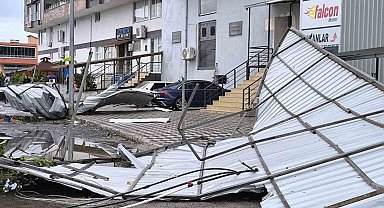 Hatay'da fırtınada uçan çatı 2 araca zarar verdi