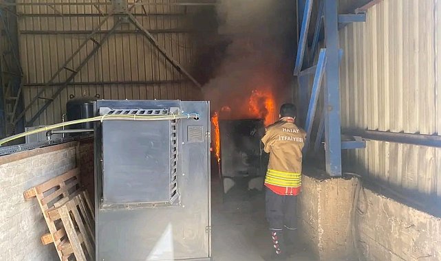 Hatay'da iş yerinde çıkan yangını itfaiye söndürdü