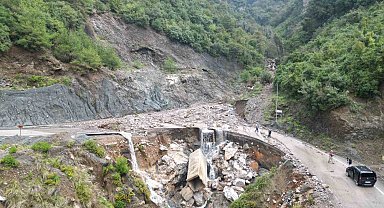 Hatay'da şiddetli yağış hayatı felç etti: Yaylalarda yol çöktü, evler zarar gördü